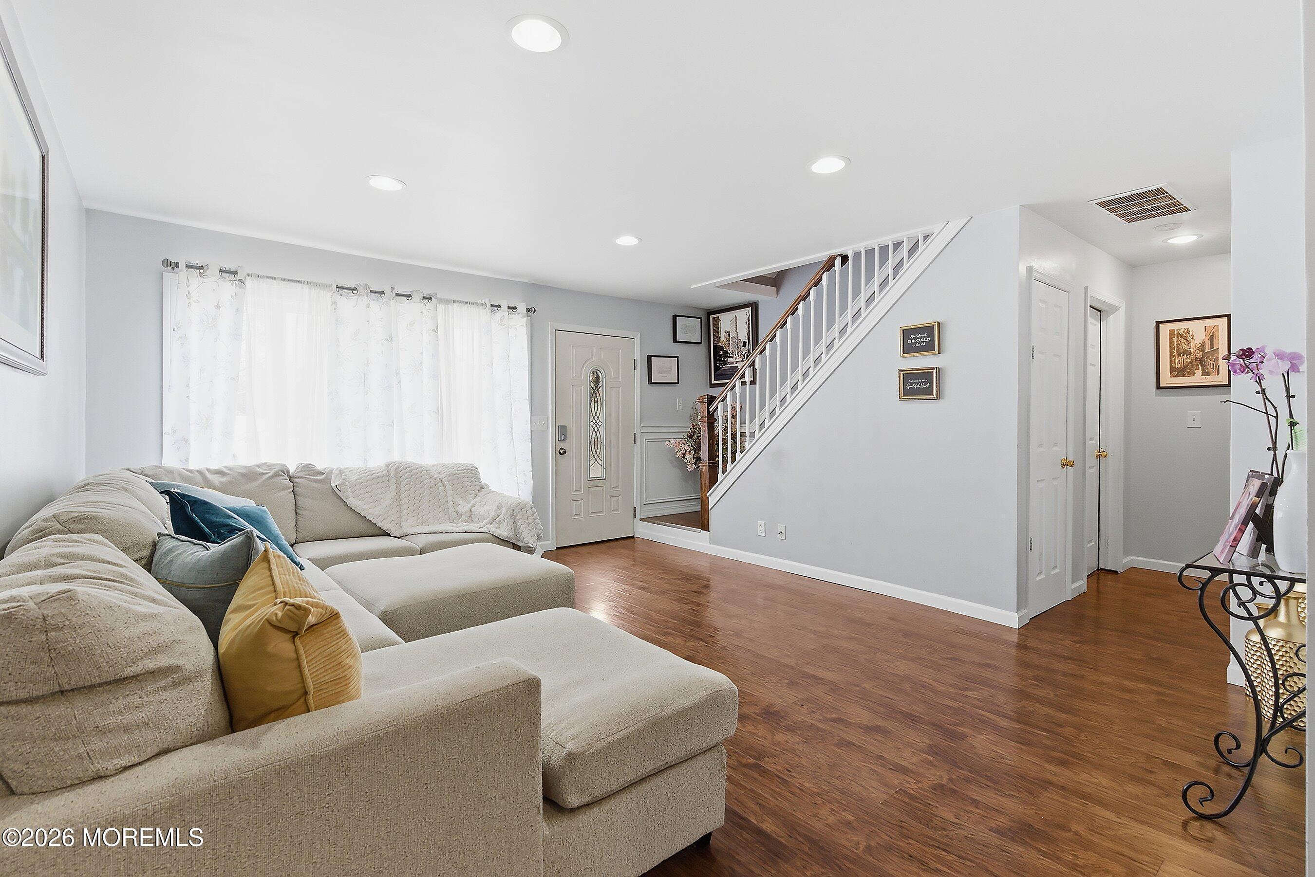 Image 4: 08-Living 1B