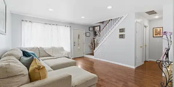 Image 4: 08-Living 1B
