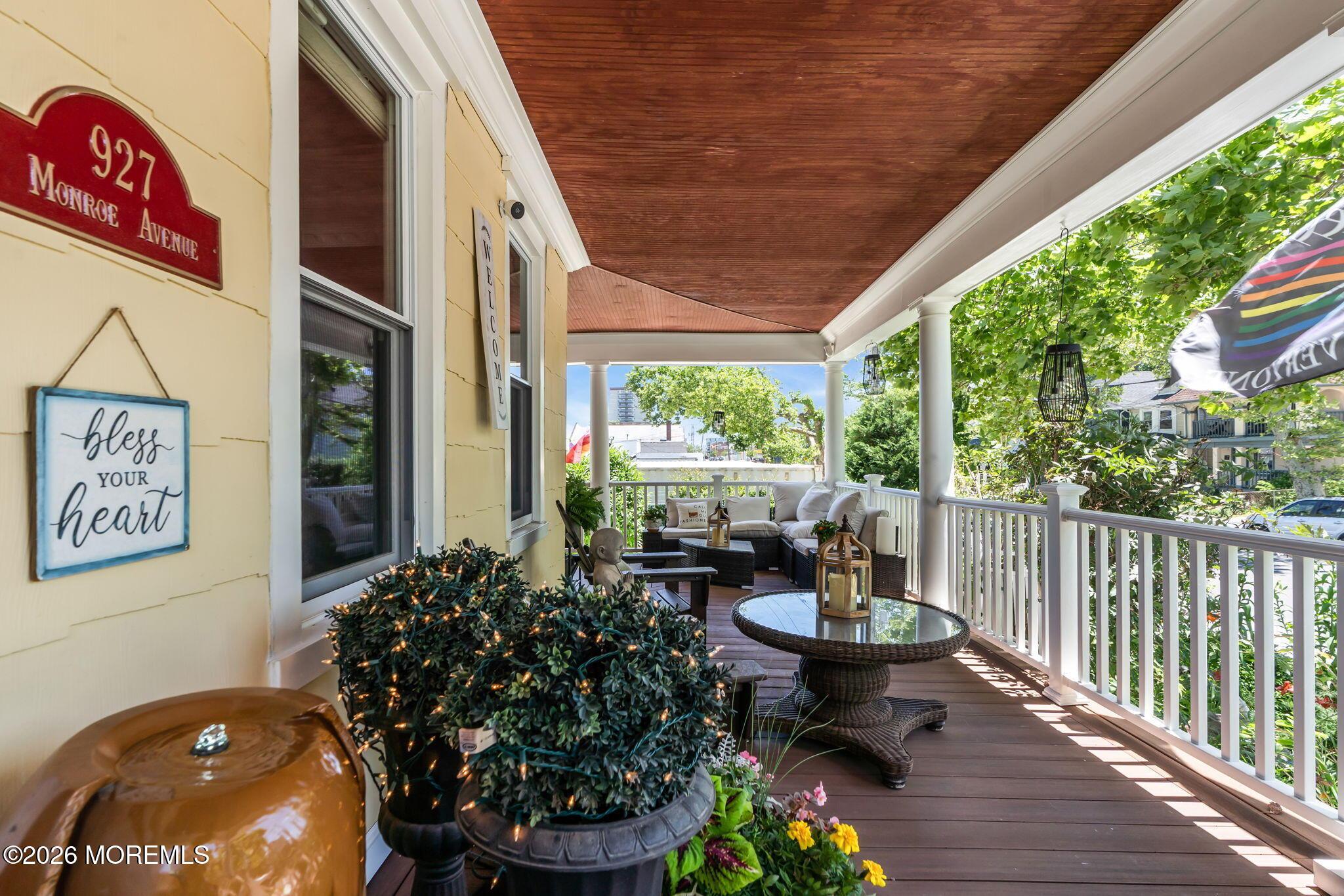 Image 4: 927 MONROE PORCH