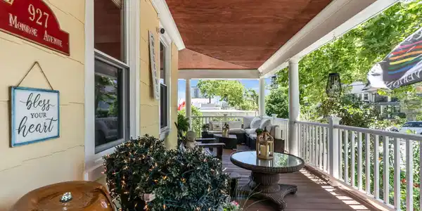 Image 4: 927 MONROE PORCH