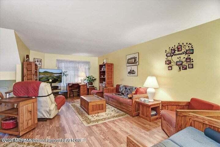 Image 3: 4