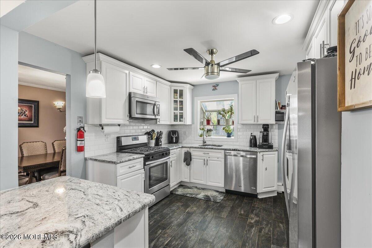 Image 3: 09-Kitchen