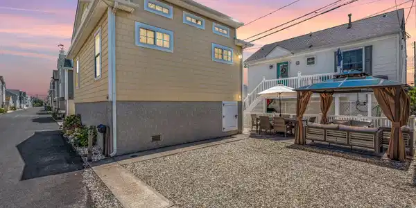115 W Tide Way