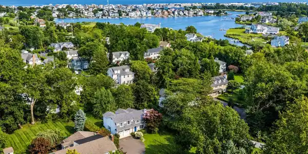 Image 2: 147 Avenue Of Two Rivers