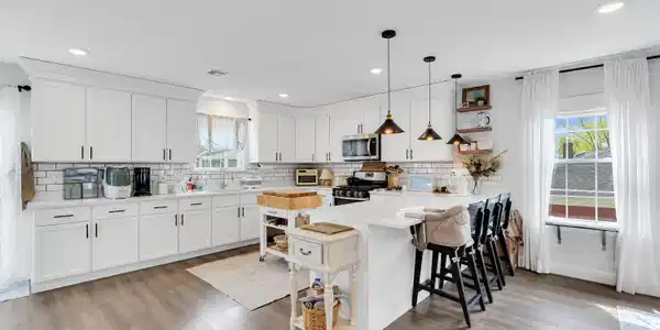 Image 4: 36 kitchen 2