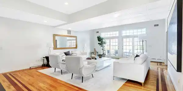 Image 3: Living Room (1)