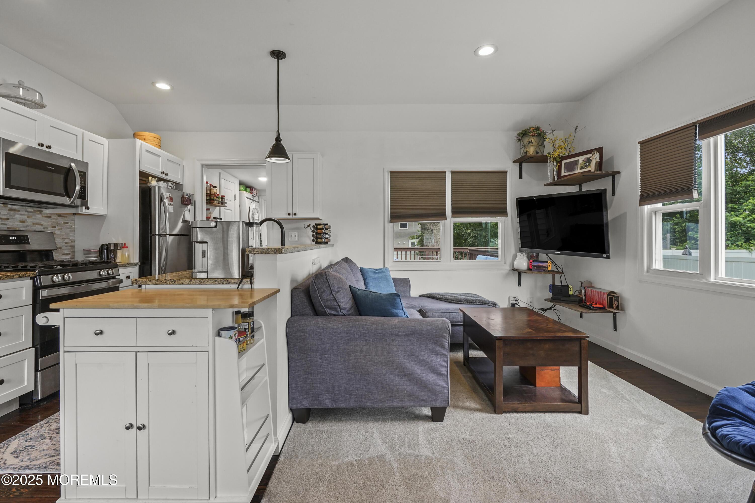 Image 4: Living Room