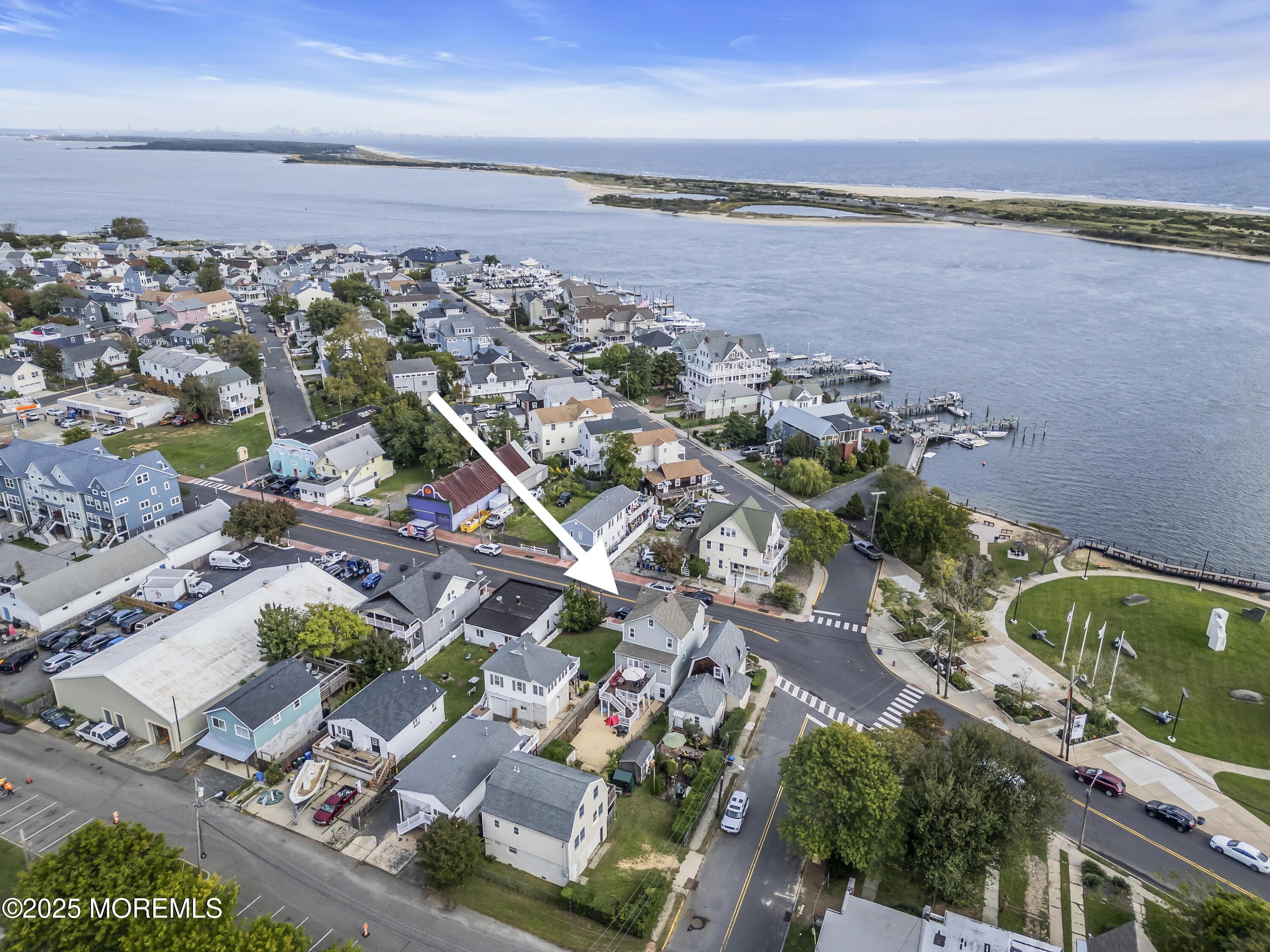 Image 3: arrow with ocean and river