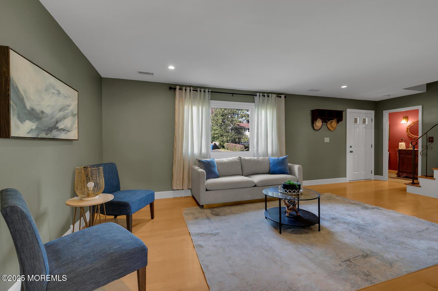 Image 4: Living Room