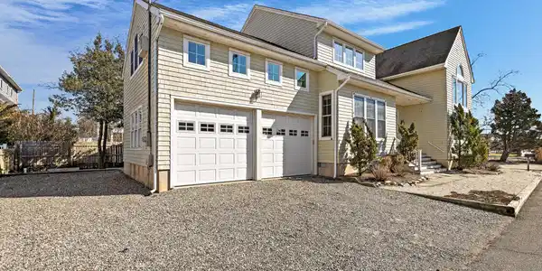 Image 3: 923 Barnegat Ln (1)