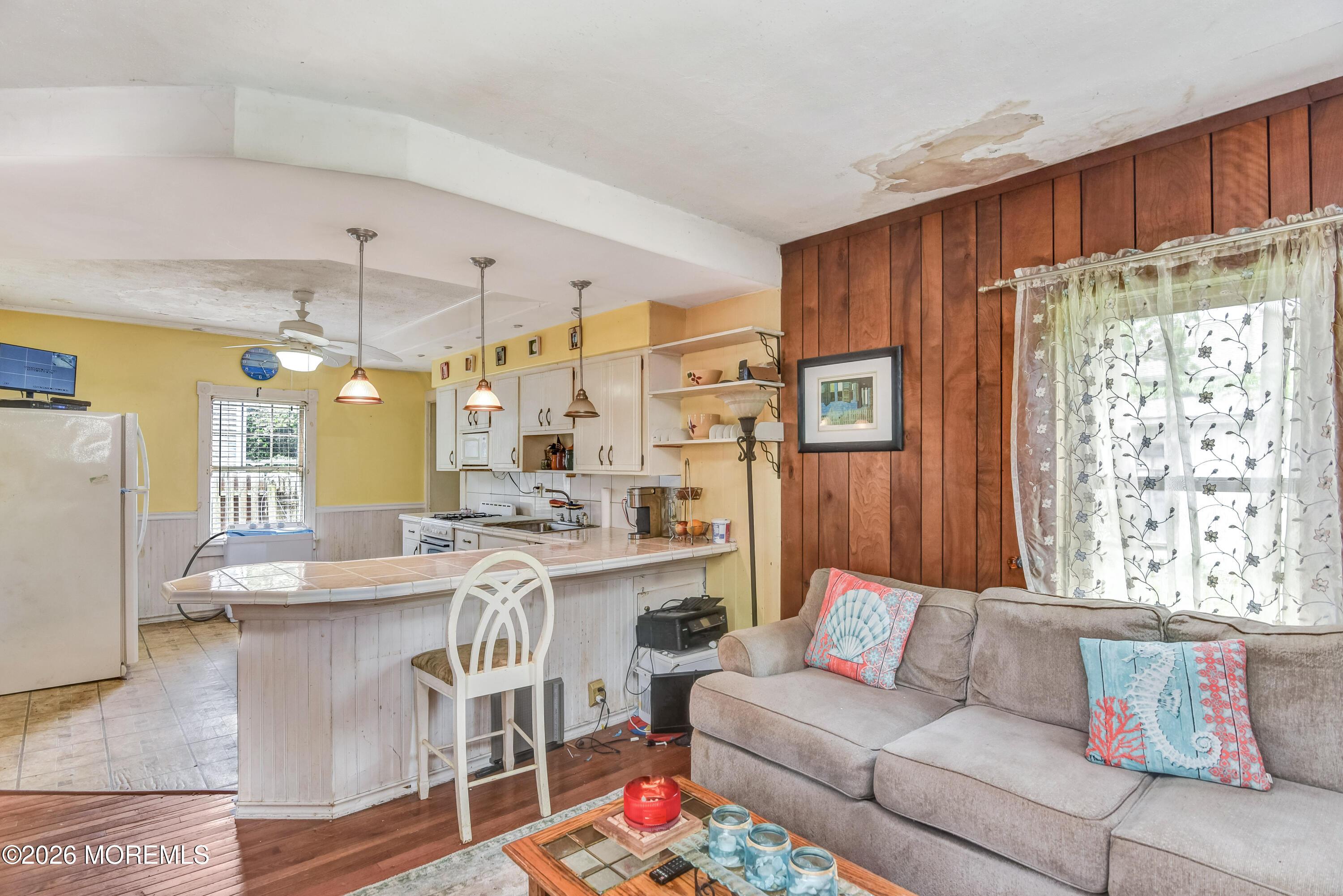 Image 4: Family Room and kitchen - View 2