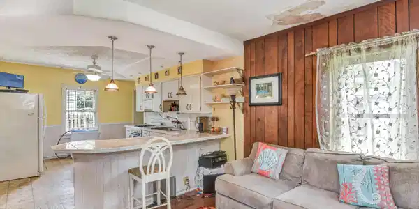 Image 4: Family Room and kitchen - View 2