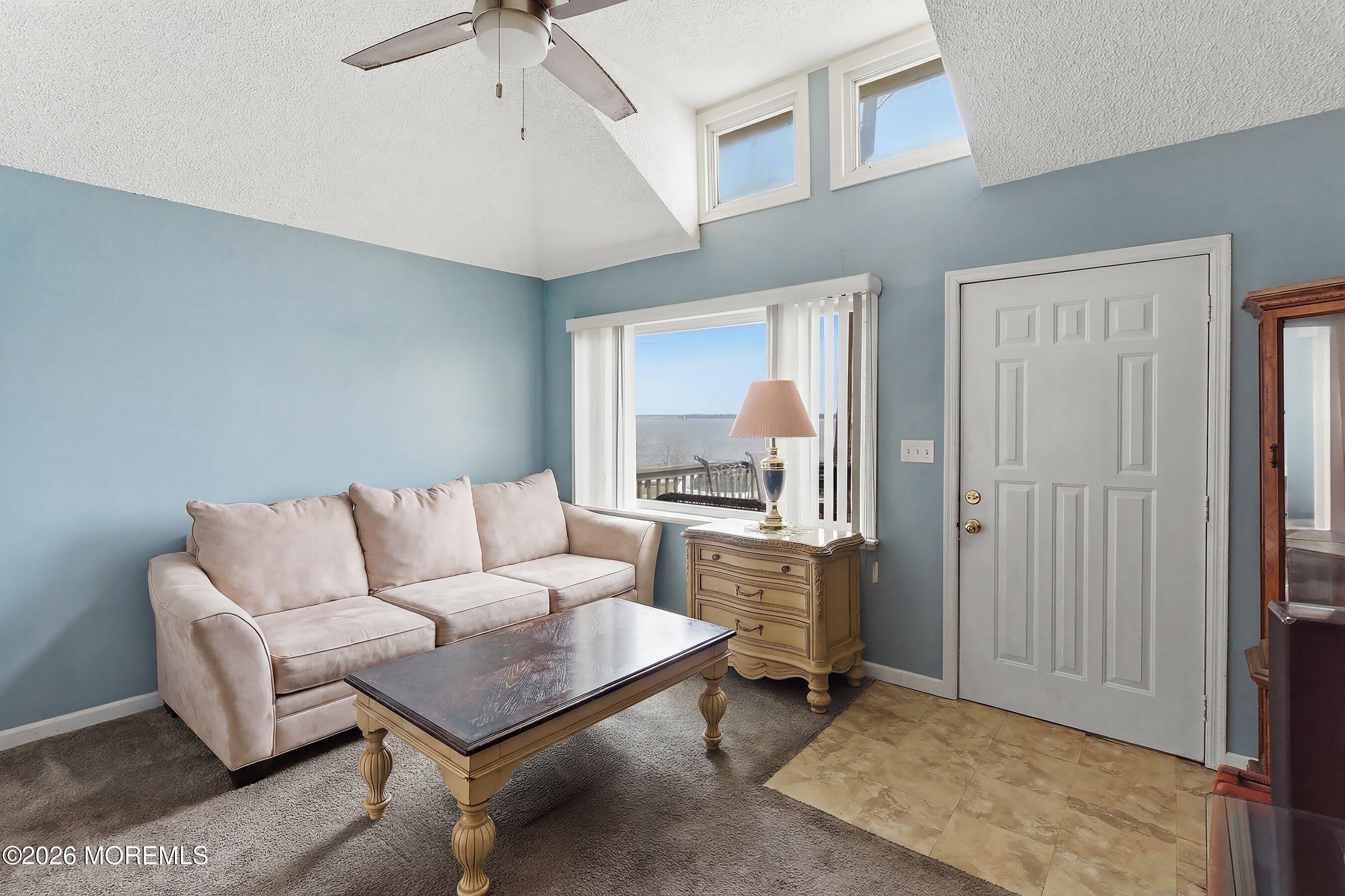 Image 3: Living room