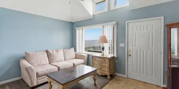 Image 3: Living room