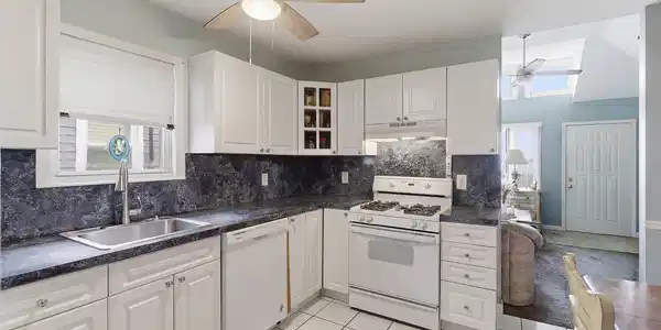 Image 4: Kitchen