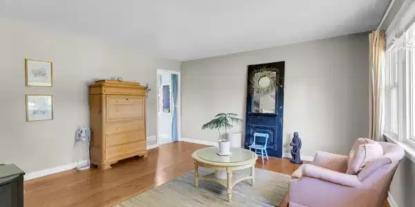 Image 4: Living Room
