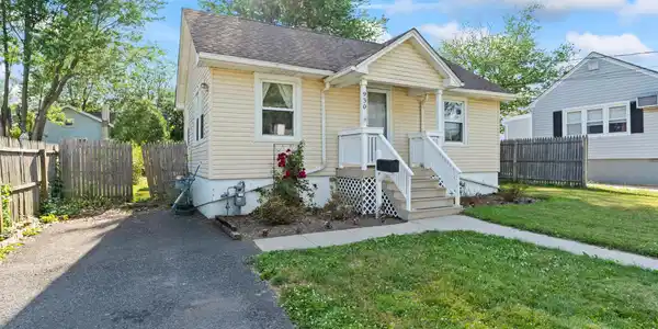 Image 2: 930 woodmere dr-23