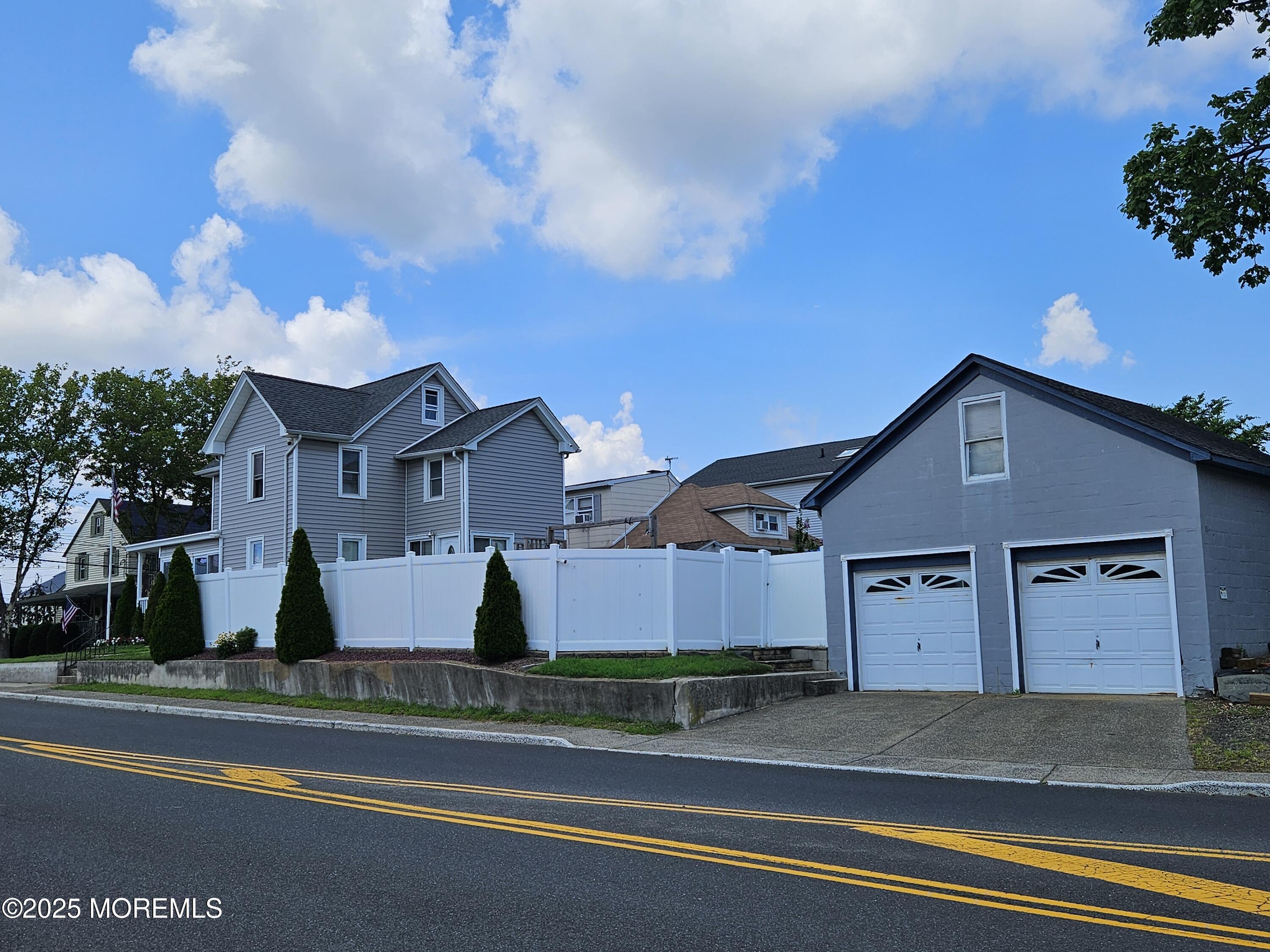 Image 3: Detached 2car Garage