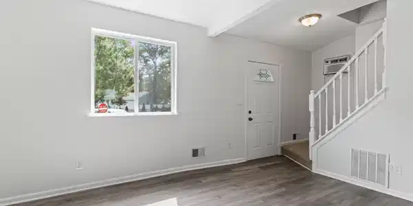 Image 2: inside_house_oak