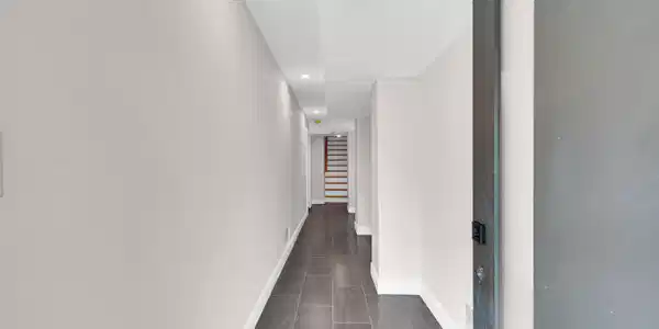 Image 4: Foyer 1