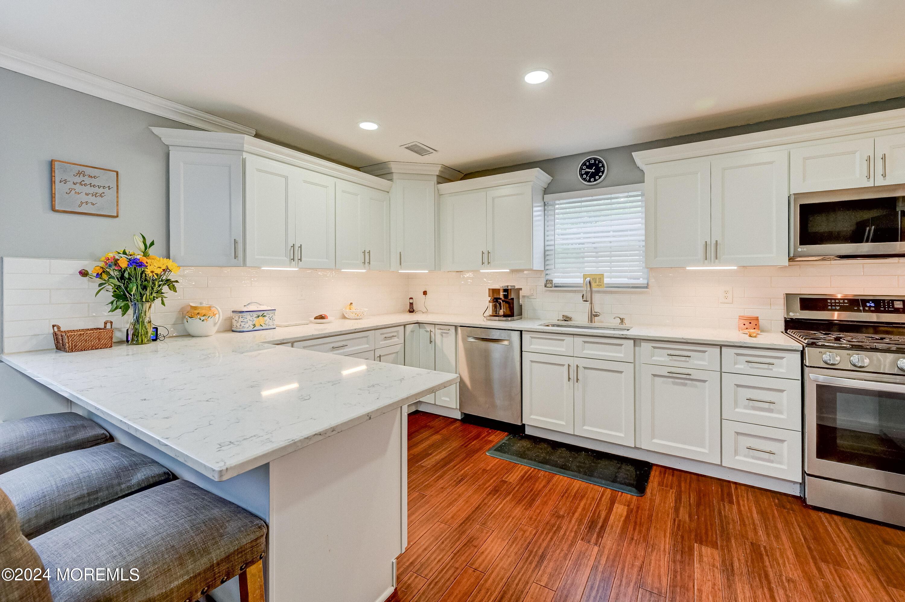 Image 2: 637_clark_ave014