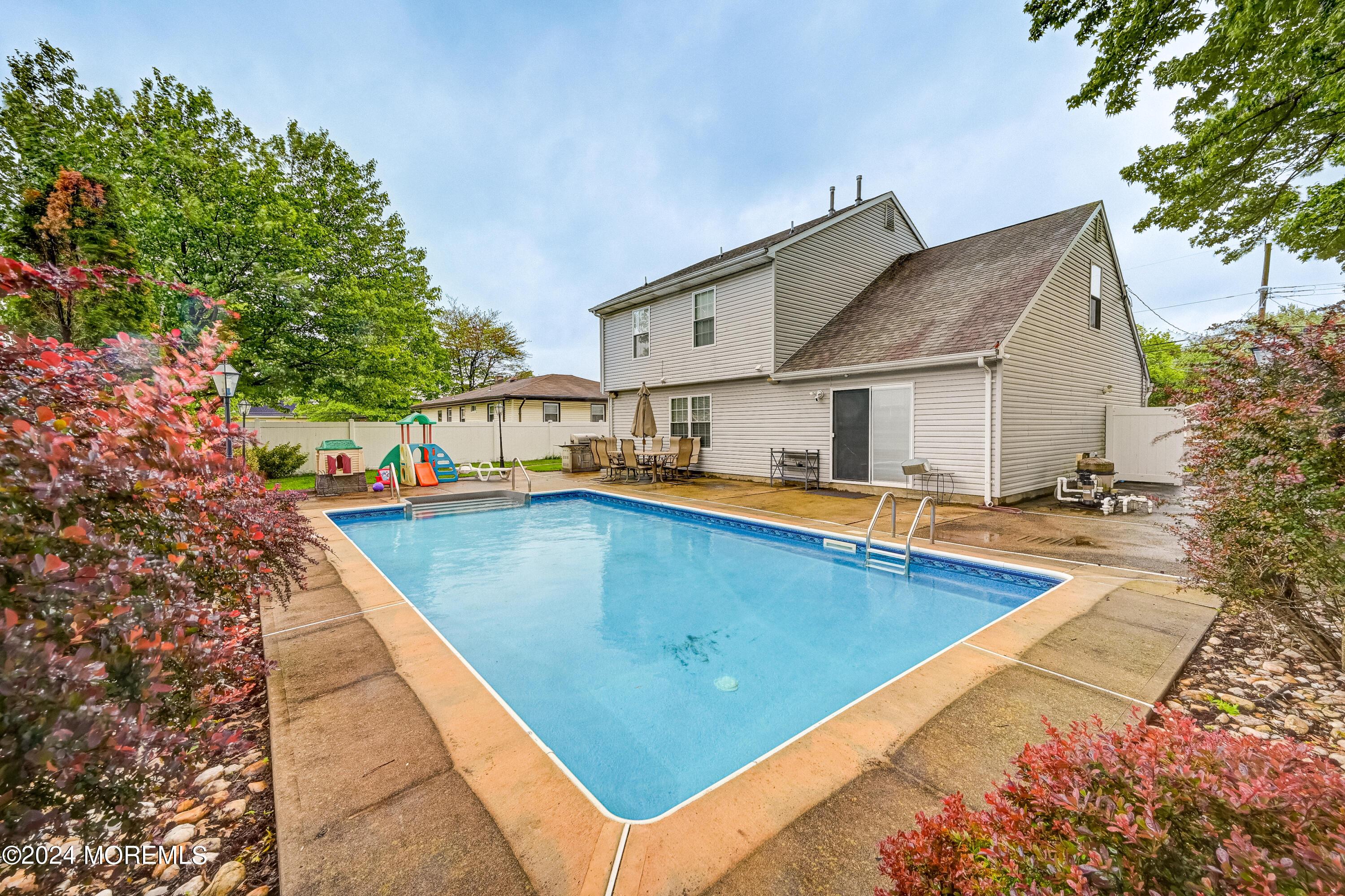 Image 3: 637_clark_ave030