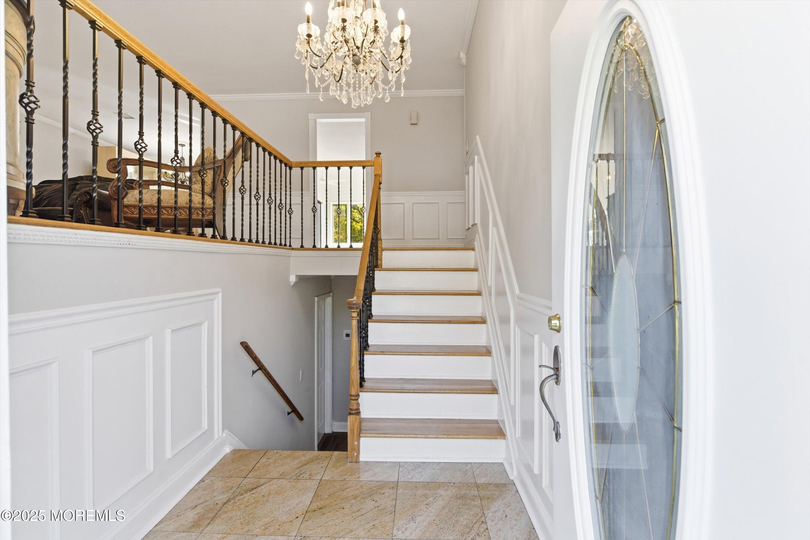 Image 4: 06-Foyer