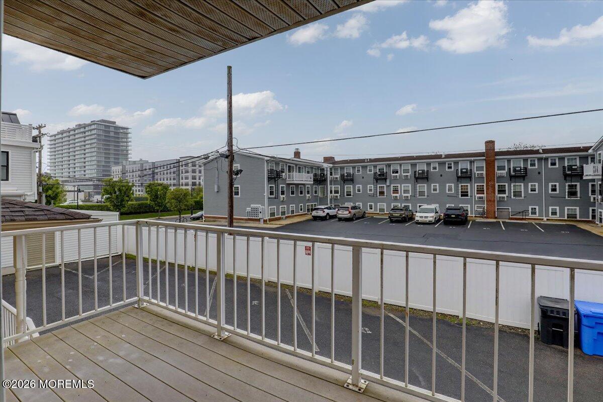 Image 4: 04-Balcony