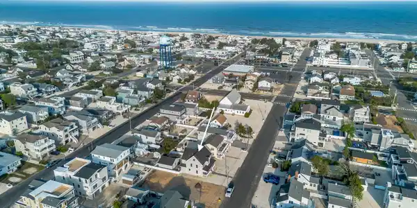Image 4: Just 2.5 blocks to the beach