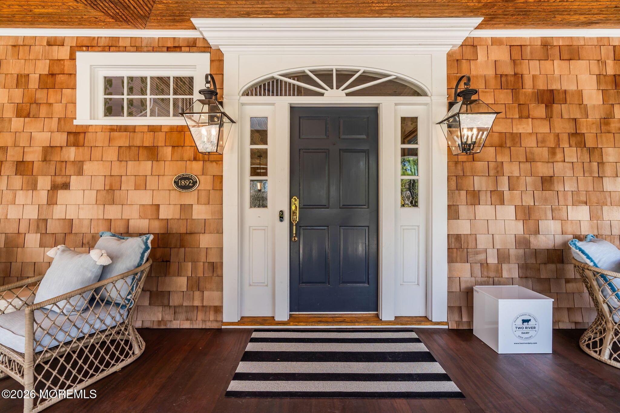 Image 4: Front Entrance