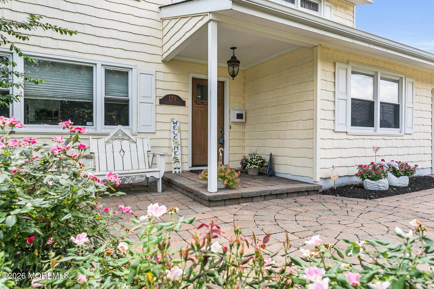 Image 2: 179 Joline Side close