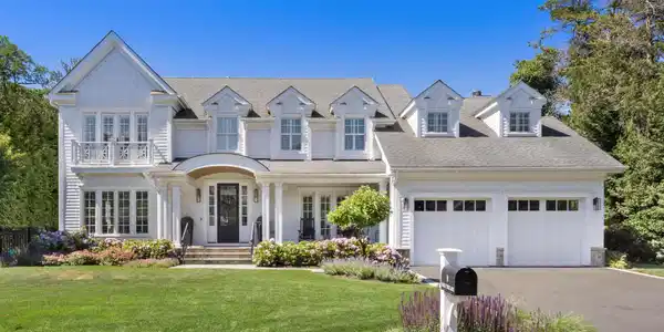 8 Holly Tree Lane