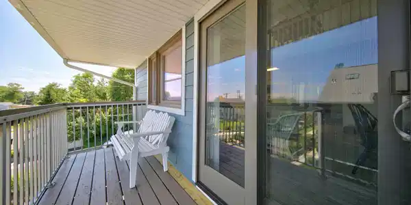 Image 3: Front deck