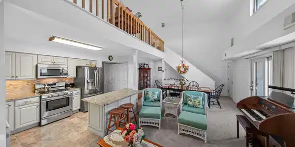 Image 4: Living room-dining room