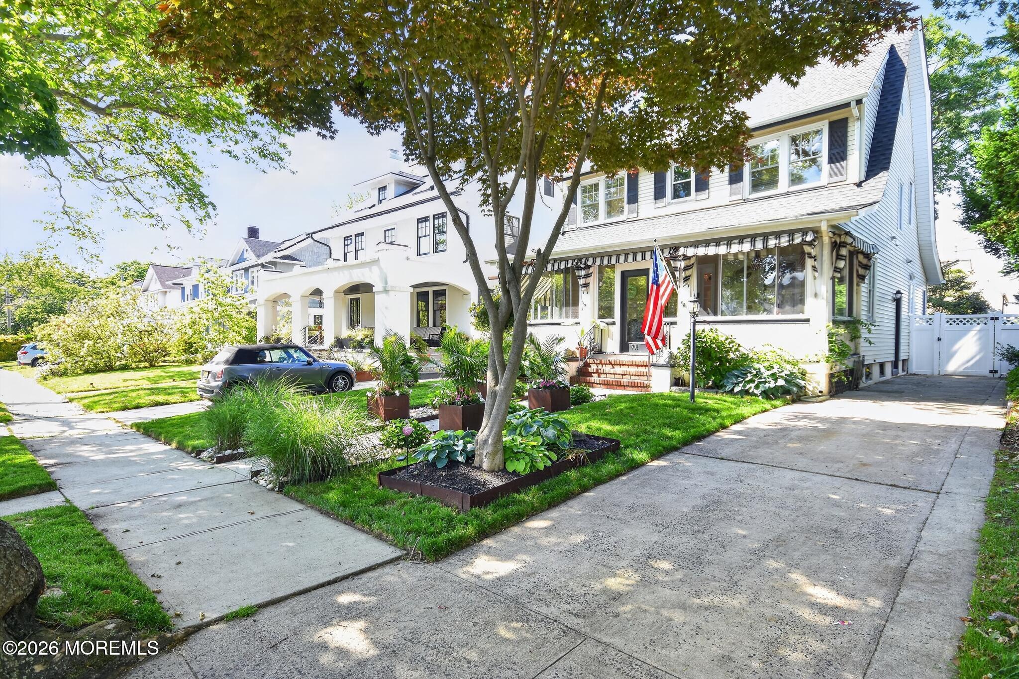 Image 3: Front Driveway