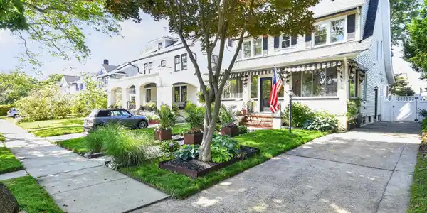 Image 3: Front Driveway