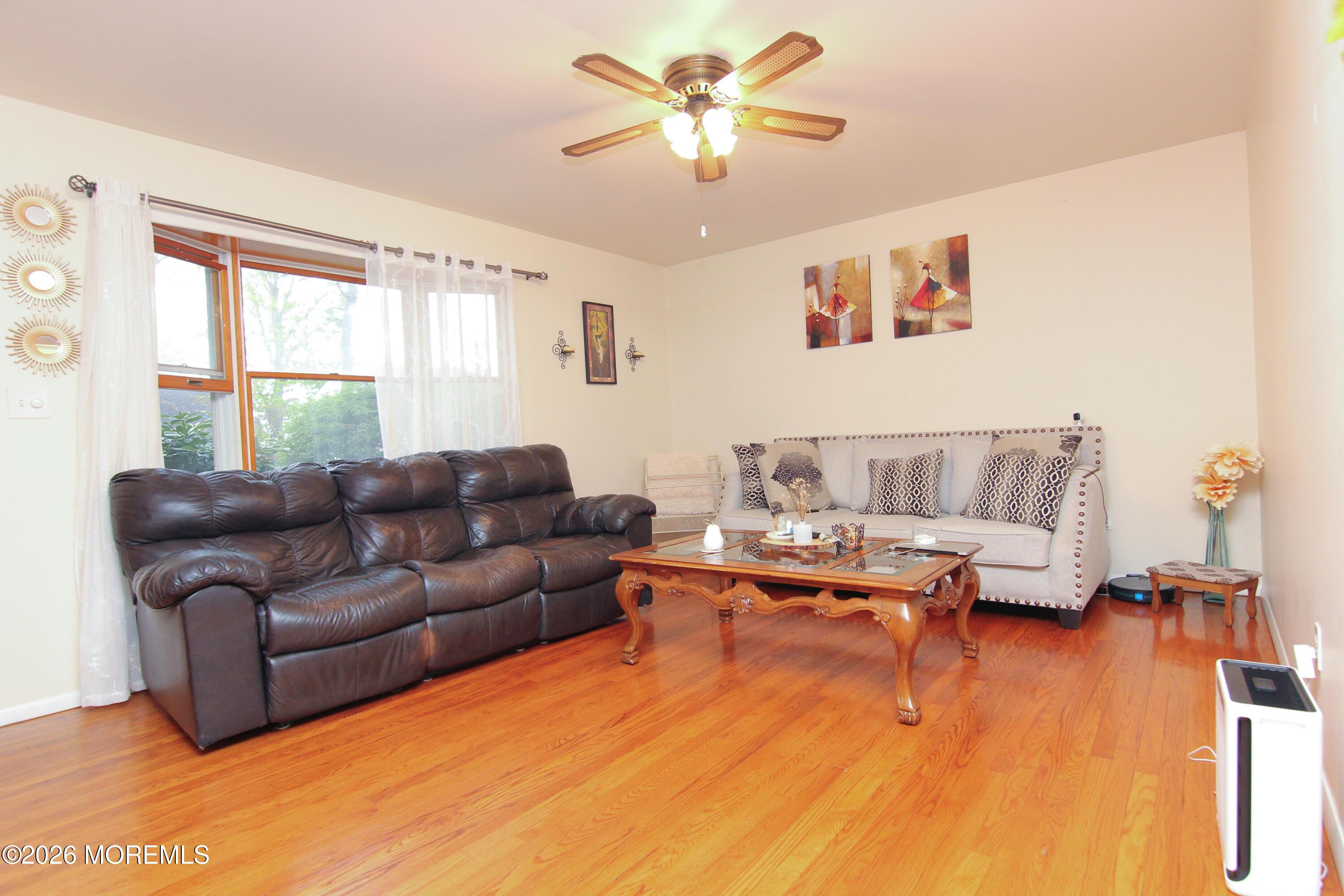 Image 2: 815 Shadylawn-2