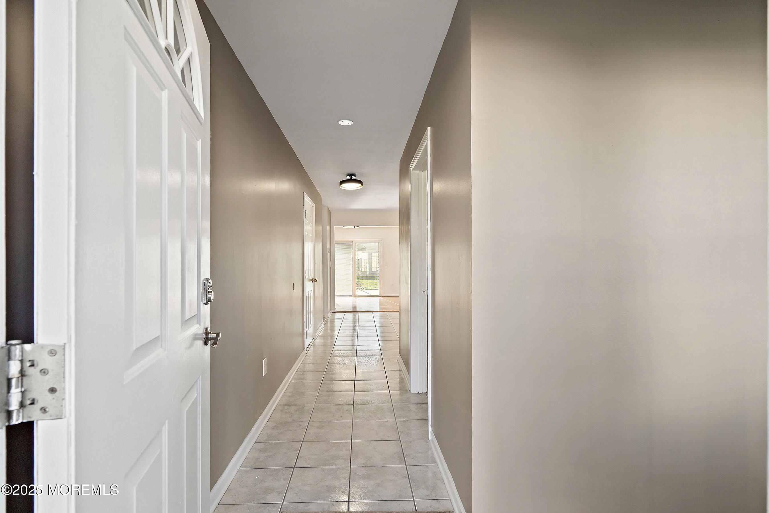 Image 3: 04-Foyer