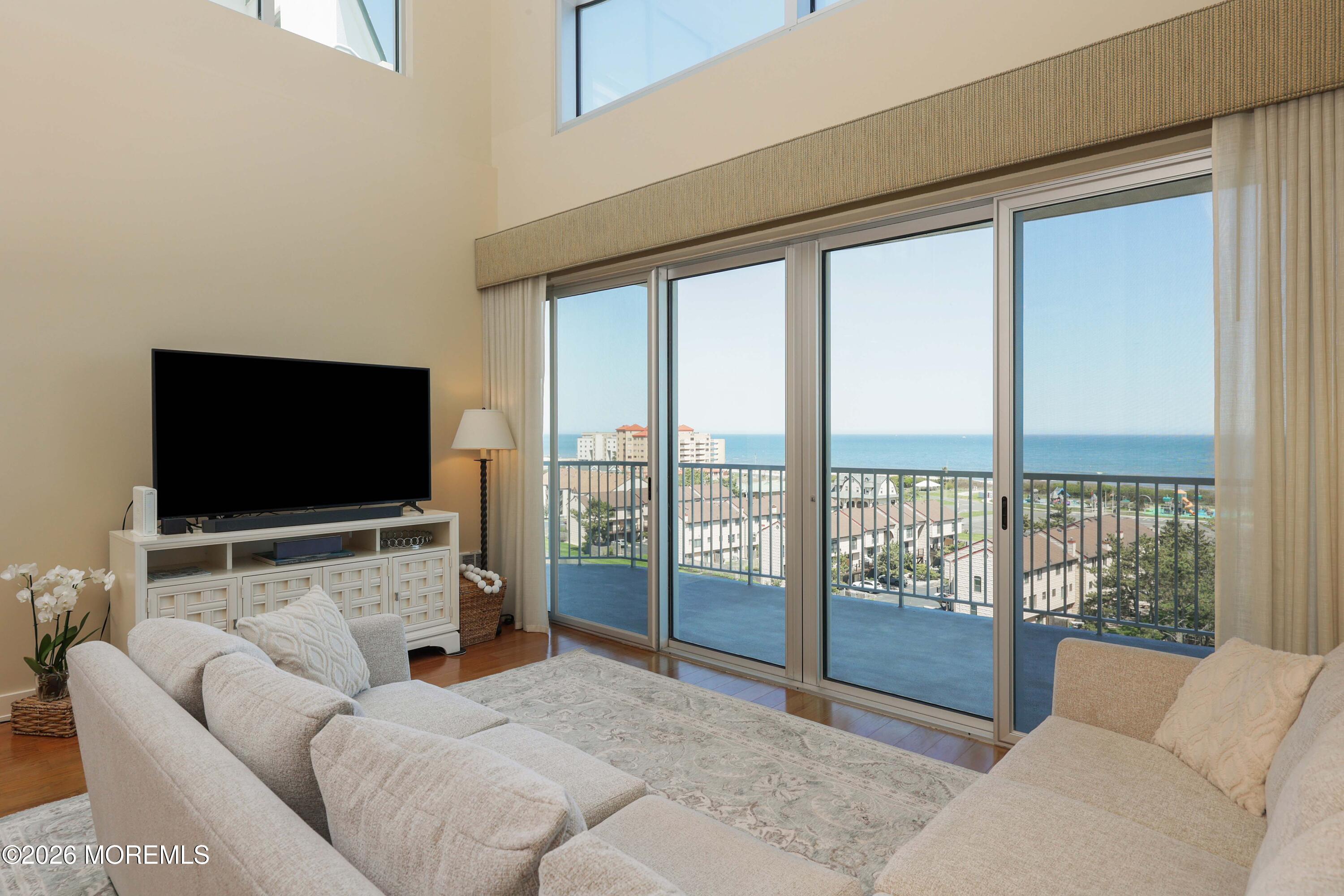 Image 2: Unobstructed ocean views