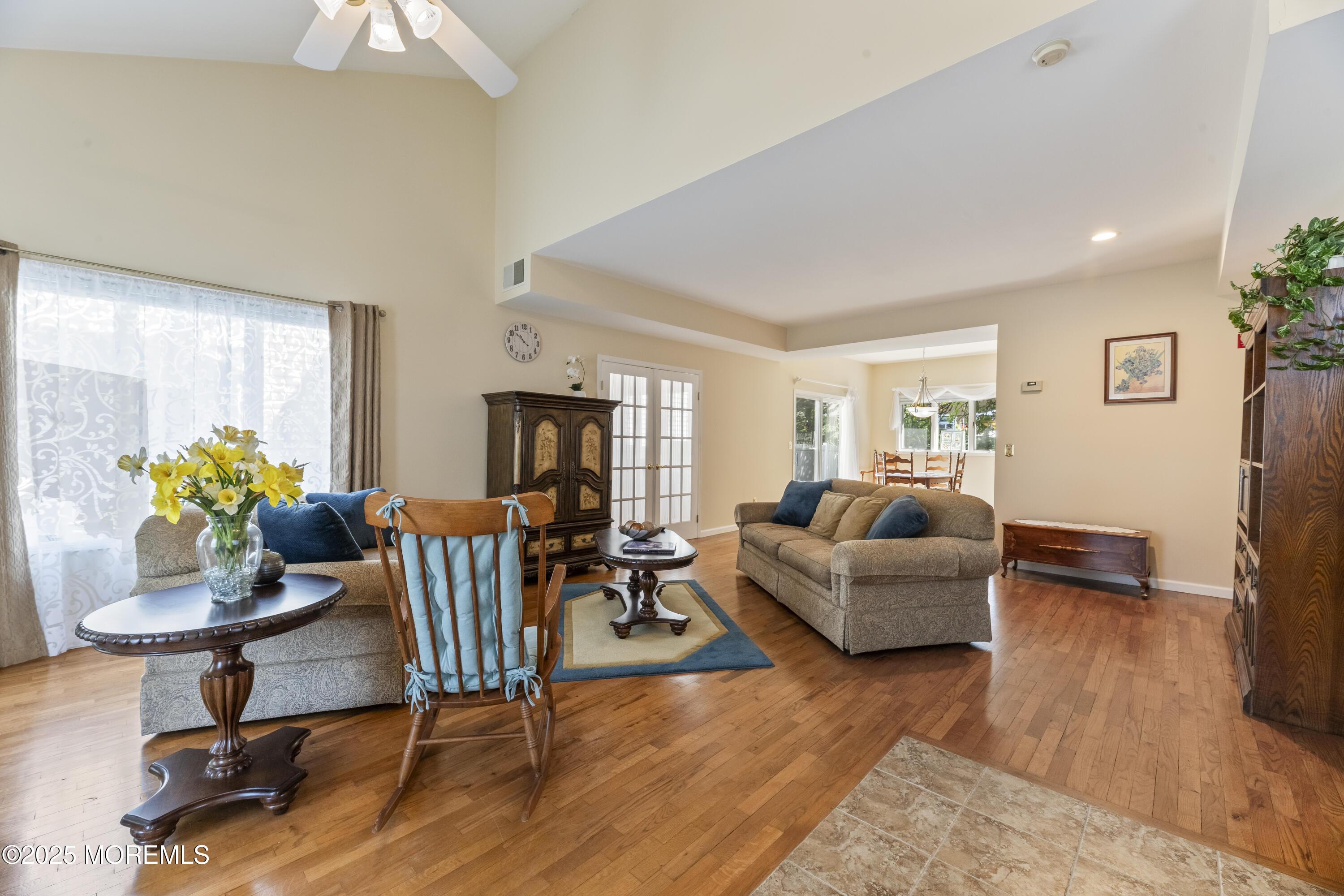 Image 3: Living Room / Dining Room