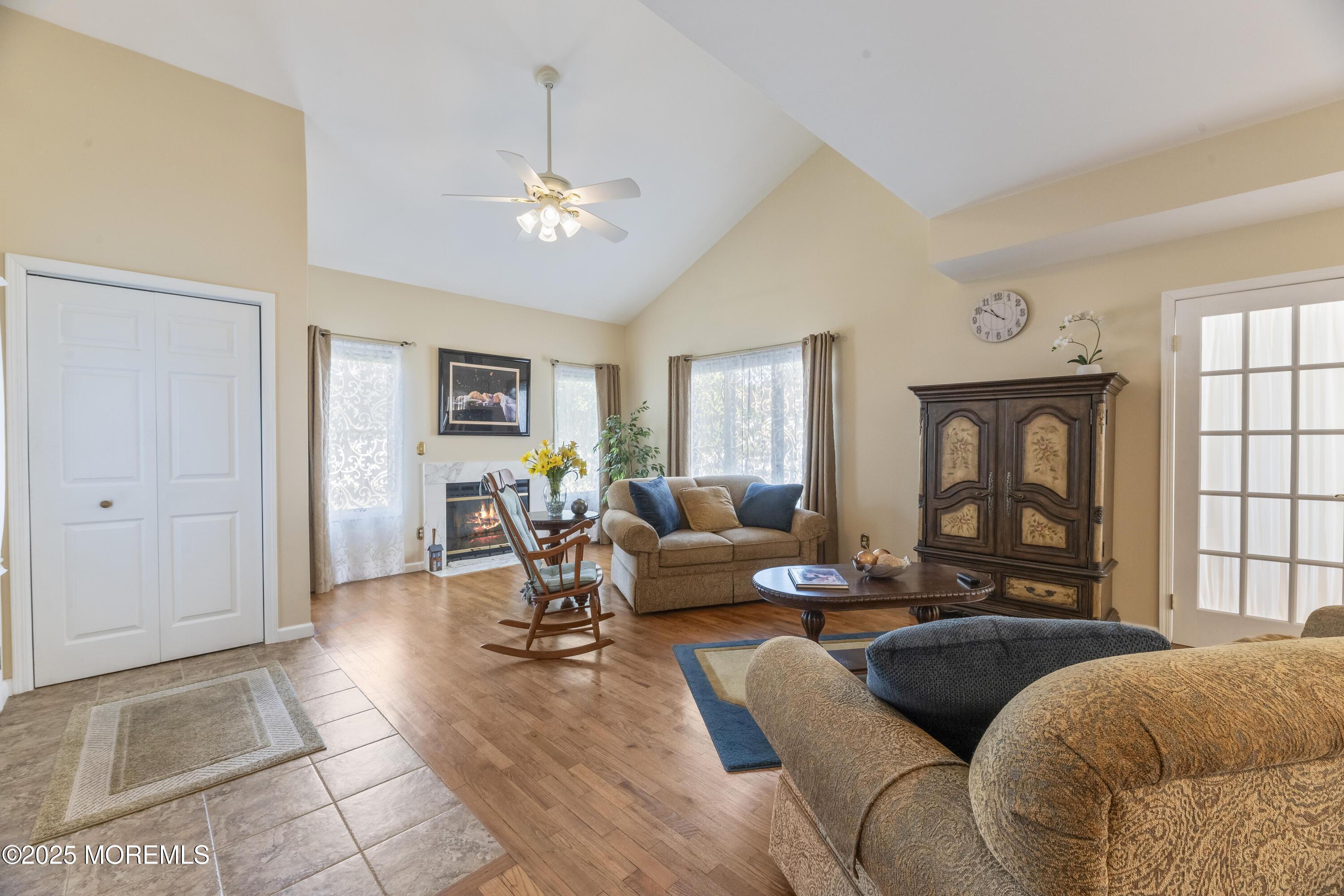 Image 4: Living Room / Dining Room