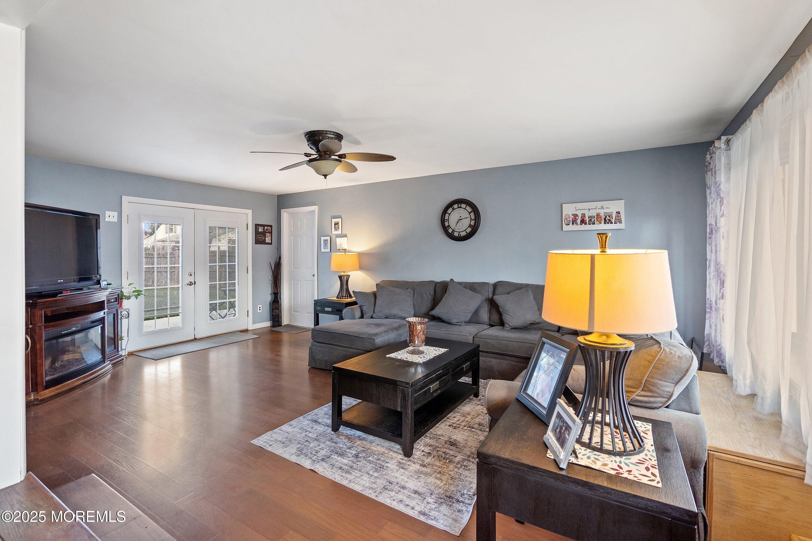 Image 4: 06-Living 1a