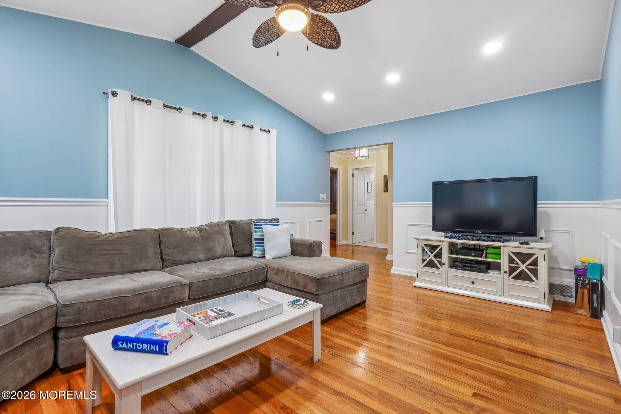 Image 4: living room
