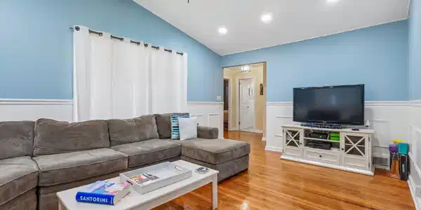 Image 4: living room