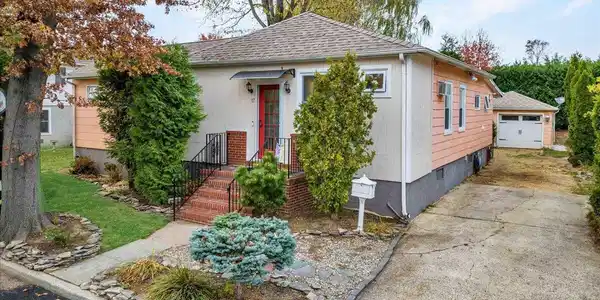 17 Meadowbrook Avenue