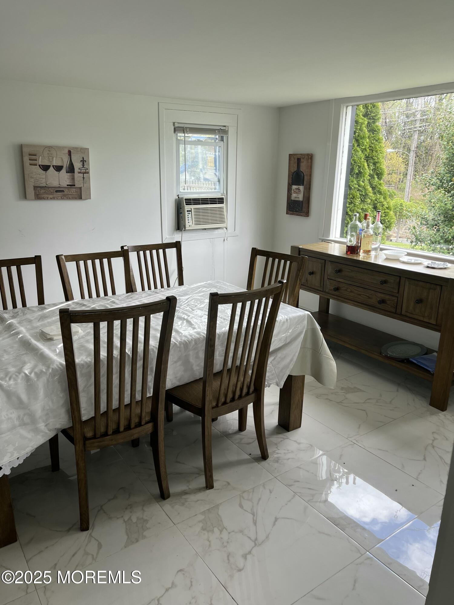 Image 4: dining room