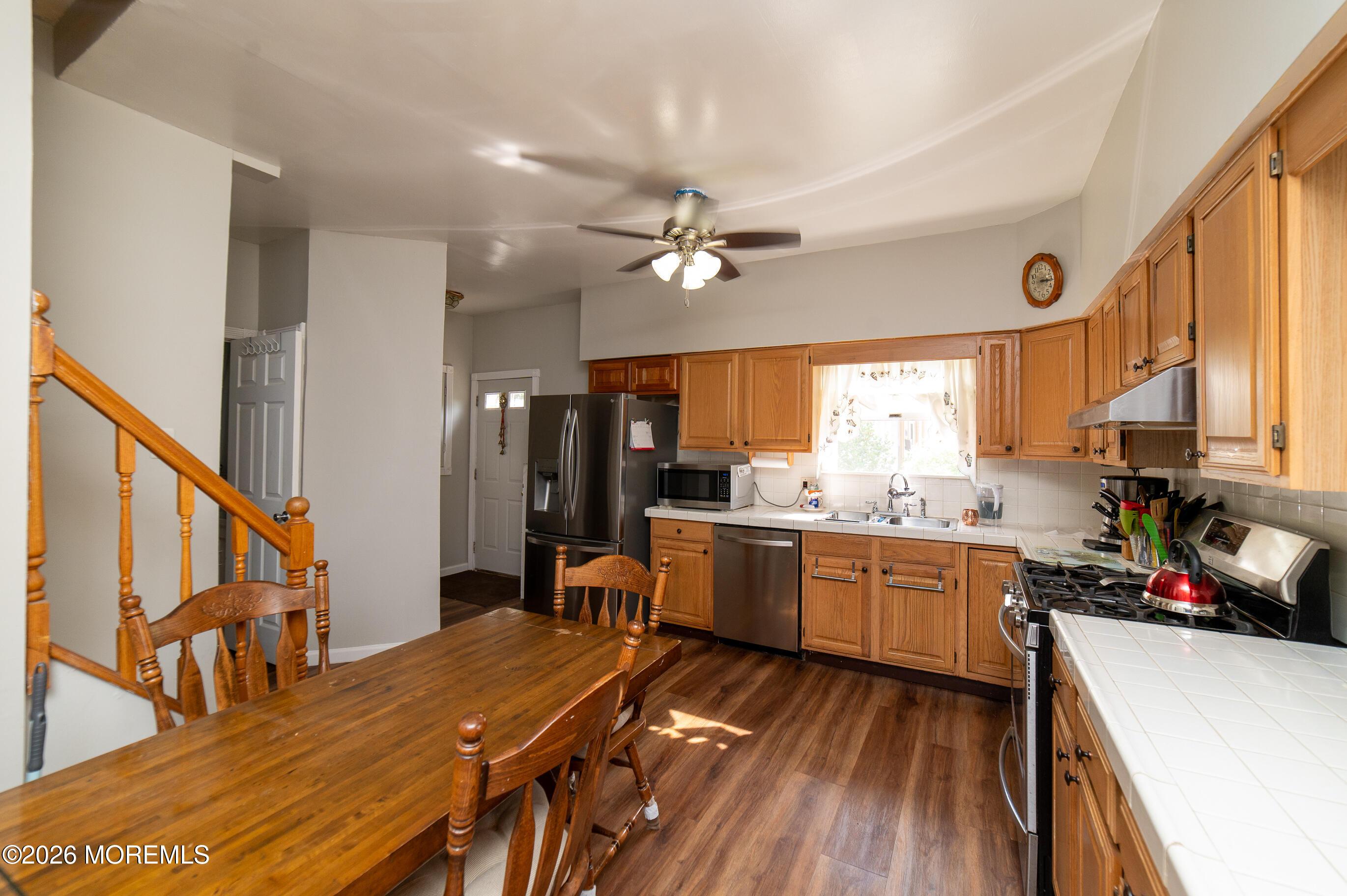Image 2: Eat-In Kitchen