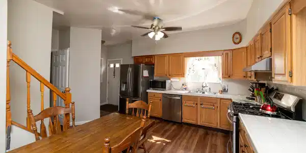 Image 2: Eat-In Kitchen