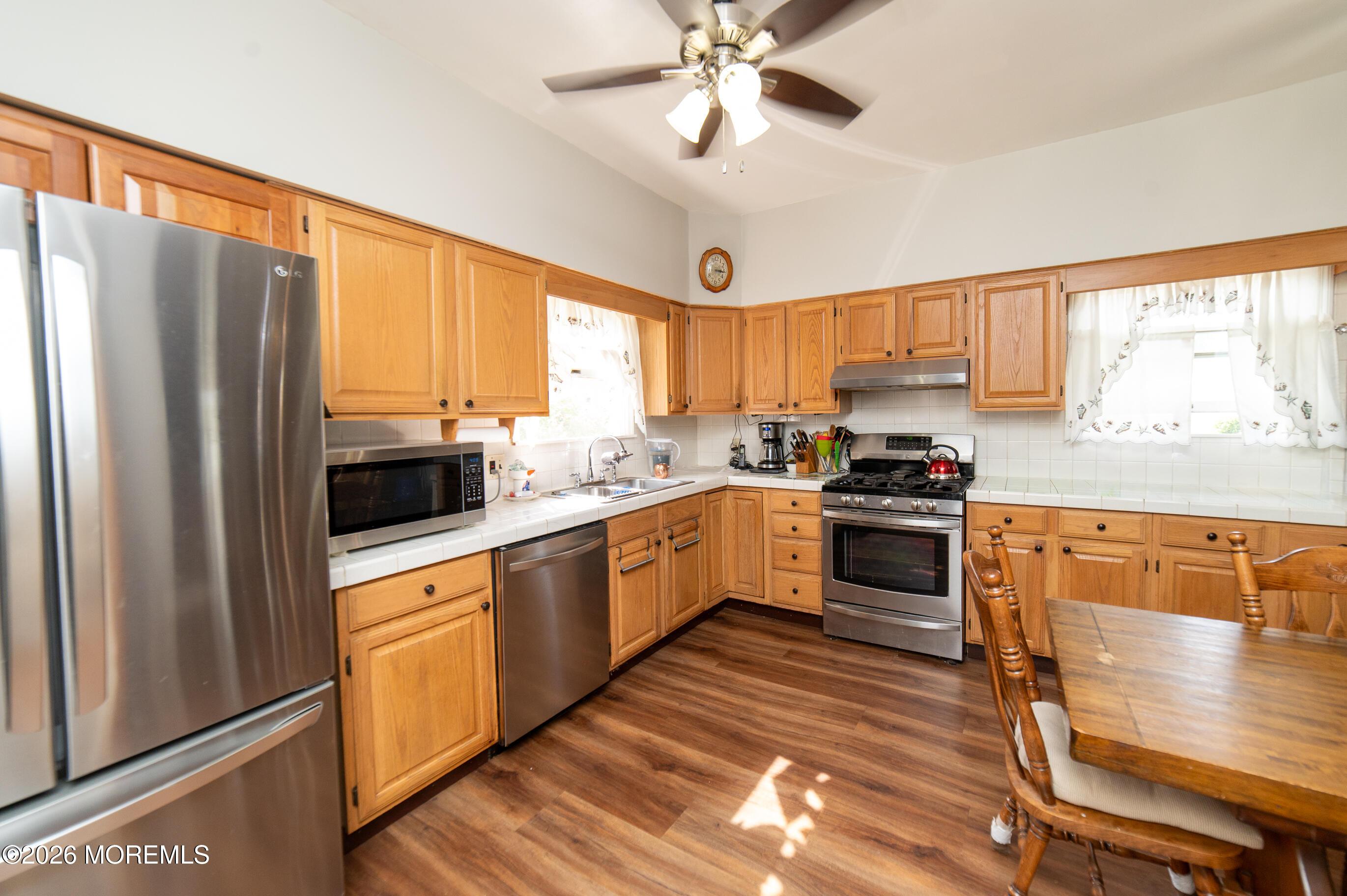 Image 3: Kitchen 2