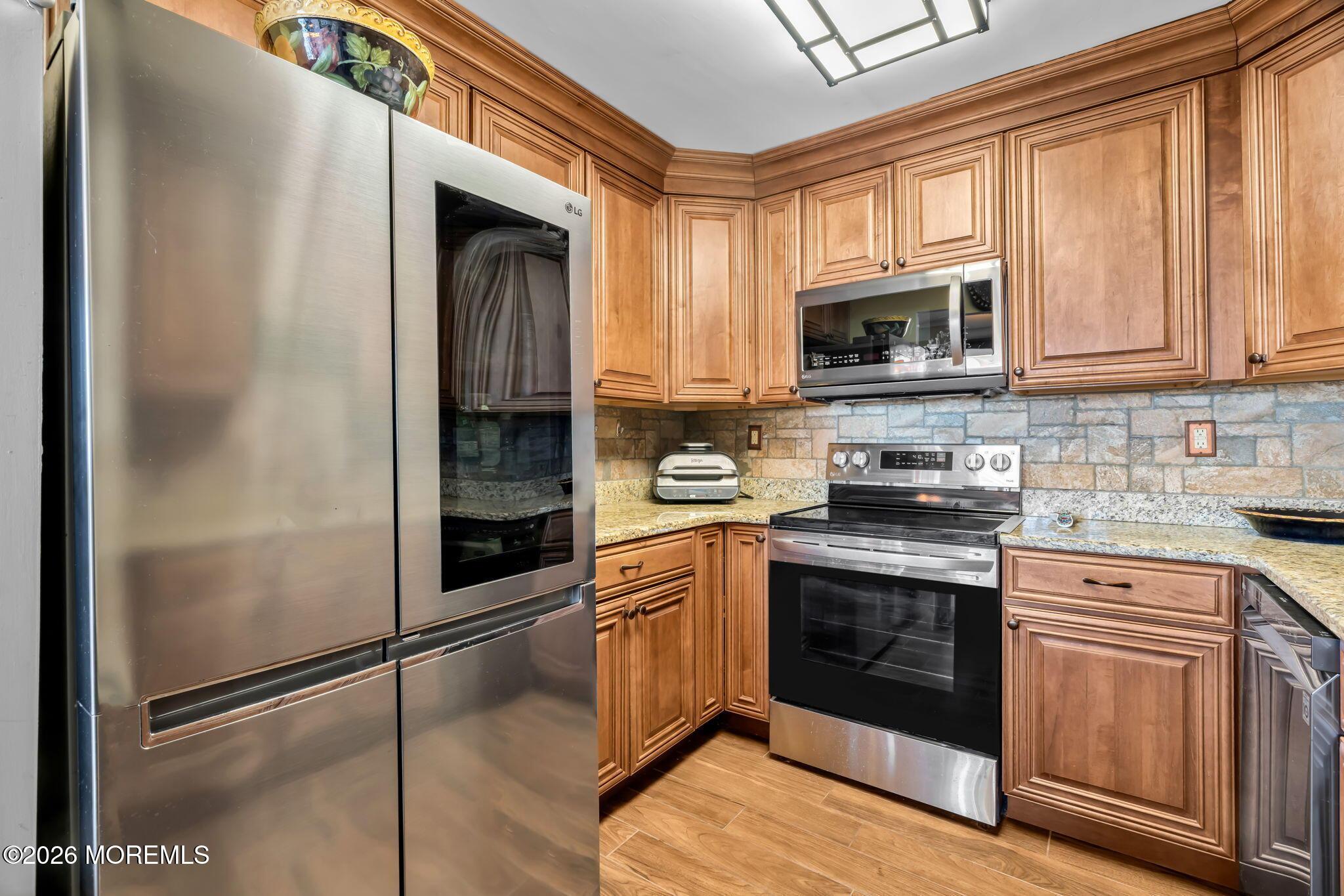 Image 3: Natural stone kitchen finishes